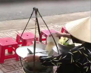 Vụ đổ thức ăn thừa vào nồi để bán lại cho khách: UBND phường báo cáo không thể xử lý