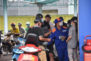 [ẢNH] Người dân hồ hởi đổ xăng sau phiên điều chỉnh giá, cây xăng đông nườm nượp