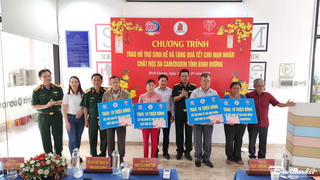 Trao vốn sinh kế và quà Tết cho nạn nhân chất độc Da cam/Dioxin