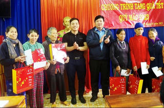 Quảng Ngãi: Tặng 900 suất quà Tết cho các hộ nghèo