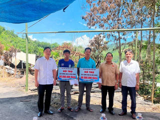 Mặt trận tỉnh Quảng Nam hỗ trợ 2 hộ dân có nhà bị cháy