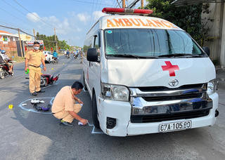 An Giang: Xe chuyển bệnh từ thiện và xe máy tông nhau, 1 người tử vong