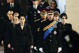 William và Harry cùng các anh em họ cầu nguyện bên linh cữu Nữ hoàng