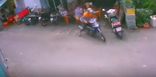 Ngồi ăn trên vỉa hè, người phụ nữ bị tên cướp giật phăng dây chuyền