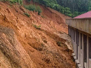 Sạt lở đồi, đất đá tràn vào ngôi trường đang xây dựng