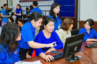 TP Hồ Chí Minh: Thanh niên tình nguyện hỗ trợ người dân làm thủ tục hành chính