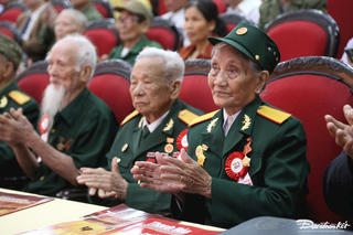 Những nữ thanh niên gánh muối, gánh gạo... tiếp viện chiến trường Điện Biên Phủ