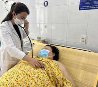 Đà Nẵng: Bé trai nặng 2 kg chào đời từ sản phụ 140 kg mắc nhiều bệnh lý
