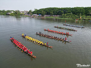 Cận cảnh các tay chèo 'lướt sóng' trên sông Tam Kỳ