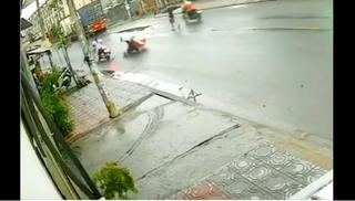 Cô gái 'đốn ngã' người đi đường bằng kiểu điều khiển xe máy đầy khó hiểu