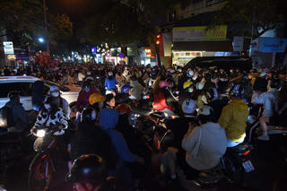 Đường phố Hà Nội ùn tắc nghiêm trọng trong đêm Noel