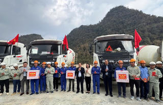 Bí thư Tỉnh ủy Cao Bằng động viên công nhân làm việc xuyên Tết