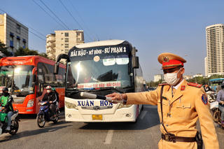 Hà Nội: CSGT xử lý loạt xe khách chạy 'rùa bò', đón, trả khách không đúng nơi quy định