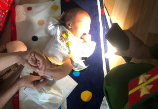 Cháu bé bị bỏ lại kèm theo lời nhắn nhờ nuôi giúp