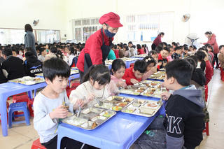 Nguy cơ từ những bếp ăn tập thể