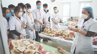 Xét tuyển ngành y bằng các tổ hợp có môn Văn: Sẽ có bác sĩ chỉ biết… đọc sách?