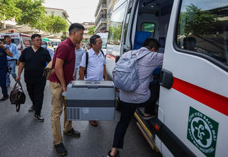 CSGT Hà Nội 'chạy đua' với thời gian vận chuyển trái tim nhân ái