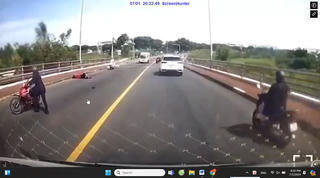 Đà Nẵng: Ô tô bất ngờ mất lái, hất người điều khiển xe máy xuống mặt cầu Cẩm Lệ