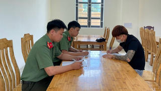 Mặc trang phục Công an để câu like, chủ quán cắt tóc bất ngờ nhận kết đắng