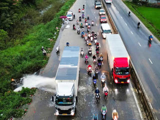Quảng Ngãi: Tài xế dừng xe chắn nước cho phương tiện lưu thông nhận ‘mưa’ lời khen
