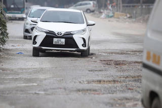 Hà Nội: Đoạn đường dài khoảng 600 m chằng chịt 'ổ voi, ổ gà'