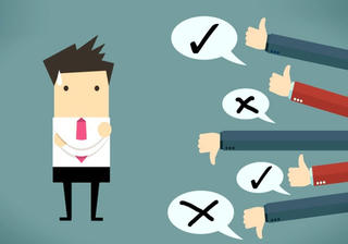 Thận trọng khen, chê