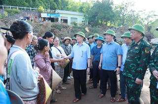 Phó Thủ tướng Chính phủ Hồ Đức Phớc thăm hỏi, kiểm tra công tác khắc phục hậu quả bão số 3 tại xã biên giới Mỹ Lý (Nghệ An)