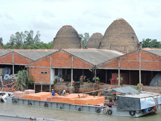 Nhọc nhằn ‘phu gạch’ cuối năm