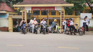 Hòa Bình: Báo động tình trạng học sinh không đội mũ bảo hiểm khi đến trường