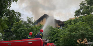 Đà Nẵng: Ngôi nhà 3 tầng bất ngờ bốc cháy dữ dội