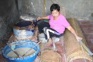 Một ngôi làng quanh năm làm bánh đa vừng, cận Tết rộn ràng vì cháy đơn hàng