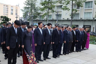 Lãnh đạo Đảng, Nhà nước dâng hương tưởng nhớ Chủ tịch Hồ Chí Minh và Chủ tịch Tôn Đức Thắng