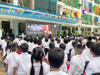 Nhiều trường học Hà Nội tưởng niệm các nạn nhân vụ cháy chung cư mini