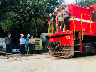 Thông tàu qua hầm Bãi Gió