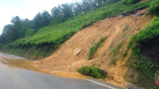 Thanh Hóa: Hàng nghìn m3 đất đá trôi xuống đường quốc lộ gây ách tắc giao thông