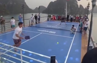 Quảng Ninh: Xử phạt chủ tàu du lịch tổ chức chơi pickleball trên boong