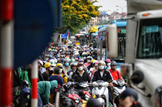 Bắt đầu kỳ nghỉ lễ 30/4 - 1/5: Cửa ngõ Hà Nội ùn tắc 'nghẹt thở'