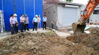 Giá đất tăng khiến các dự án đầu tư công gặp khó