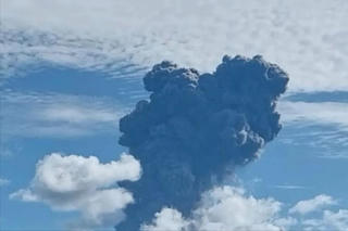 Núi lửa phun trào, Indonesia phát cảnh báo cao nhất đối với hoạt động hàng không