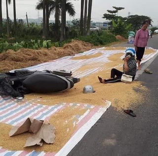 Nam Định: ‘Đến hẹn’ lại bất an với tình trạng đốt rơm rạ, phơi thóc trên đường