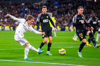 Thắng đậm Elche, Real Madrid áp sát ngôi đầu bảng