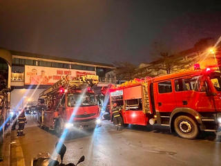 Giải cứu nam thanh niên nằm trên mái cầu vượt ở Hà Nội