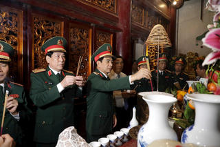 Lãnh đạo Quân ủy Trung ương, Bộ Quốc phòng dâng hương, tưởng niệm các Vua Hùng