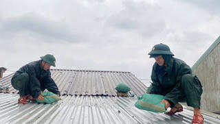 Thừa Thiên - Huế: Biên phòng giúp dân gia cố nhà cửa phòng tránh bão số 6