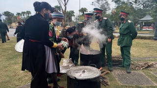 Gói bánh chưng xanh cùng người nghèo ăn Tết