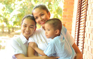 Hoa hậu H’Hen Niê trao quà Trung thu cho các em nhỏ tại Làng trẻ SOS Đà Nẵng