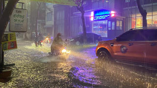  Mưa lớn, đường phố Hà Nội thành sông