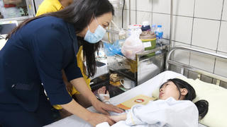 Phó Chủ tịch – Tổng Thư ký Nguyễn Thị Thu Hà thăm hỏi nạn nhân trong vụ cháy chung cư mini