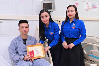 Trao Huy hiệu 'Tuổi trẻ dũng cảm' tặng thanh niên cứu 4 người trong vụ lật tàu du lịch