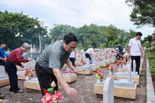 Thủ tướng dâng hương tưởng niệm các Anh hùng liệt sỹ tại Quảng Trị và Huế